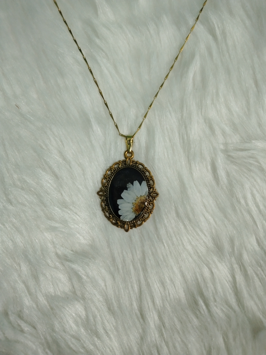 হ্যান্ডমেড রেজিন লকেট চেইন – ন্যাচারাল ফ্লাওয়ার ডিজাইন - Image 2